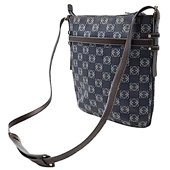 LOEWE Anagram Crossbody Messenger Bag with Matching Pouch On Front EUC Unisex - Picture 4 of 17